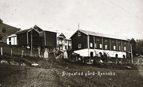 REF-0373 Stamnan ca1915.
'Sugustad gård-Rennebu'. F.v.mastu og smie med snikkarloft over(rive i 1948-49). Litjburet flytta 1948-49. Storburet selt til Kvål. Stuggu. Fjøset som vart rive i 1951. Låven med dass på utsida.