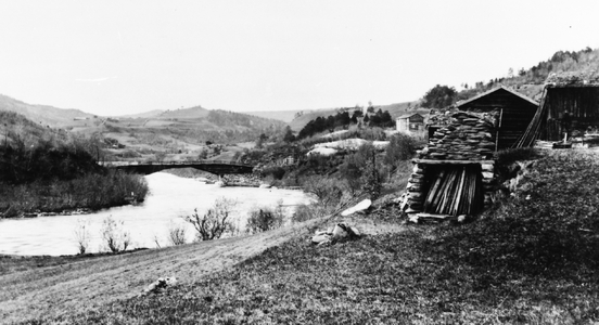 REF-0280 Gamle Mærk bru , før 1899.
Rebergsgjerdet til høgre i bildet. Tverdalsvegen går utanfor bildet, til høgre