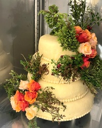 4 etg kake pyntet med levende blomster (innlevert av kunde). Trykket mønster på marsipanen.