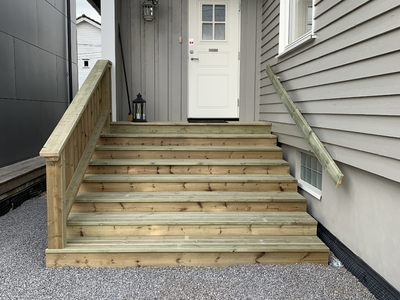 Impregnert tretrapp med gelender 