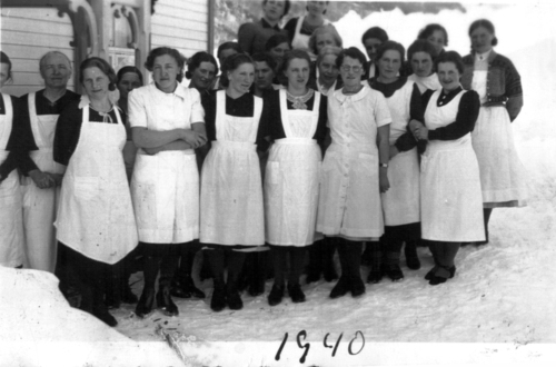 REF-0775 Gammelbedehuset, Voll 1940.
Husstellkurs. Deltakere bl.a. Ane Ramsesløkk, Ella Rise, Marit (Uvsløkk) Hårstad, Sigrid Jerpstad, Lina Voll, Elise Lånke.