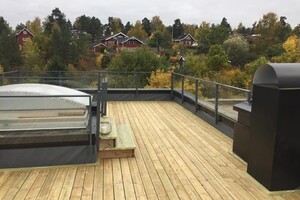 Membrantak med terrasse og rekkverk