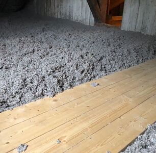 Blåseisolert loft med gangbro.