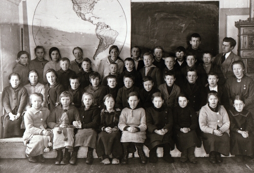 REF-0488 Berkåk ca 1923. Elevar ved Berkåk skule med lærarane Ingeborg Sunde og Nils Brattset.