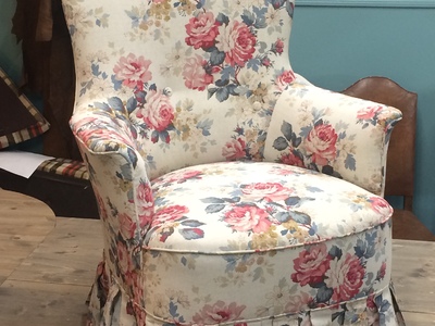 Lenestol trukket i et blomstret creton tekstil fra Danish Art Weaving