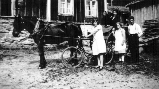 REF-0777 Uvsløkkja. Hest og karjol + sykkel, nr 2 fv: Borghild Uvsløkk.