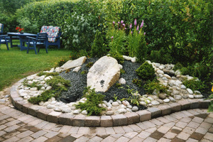 Planter og sten i forskjellige bed